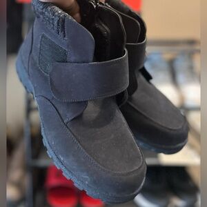 Womens boots size 8!